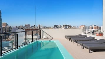 Una piscina al aire libre de temporada