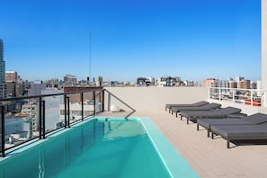 Una piscina al aire libre de temporada