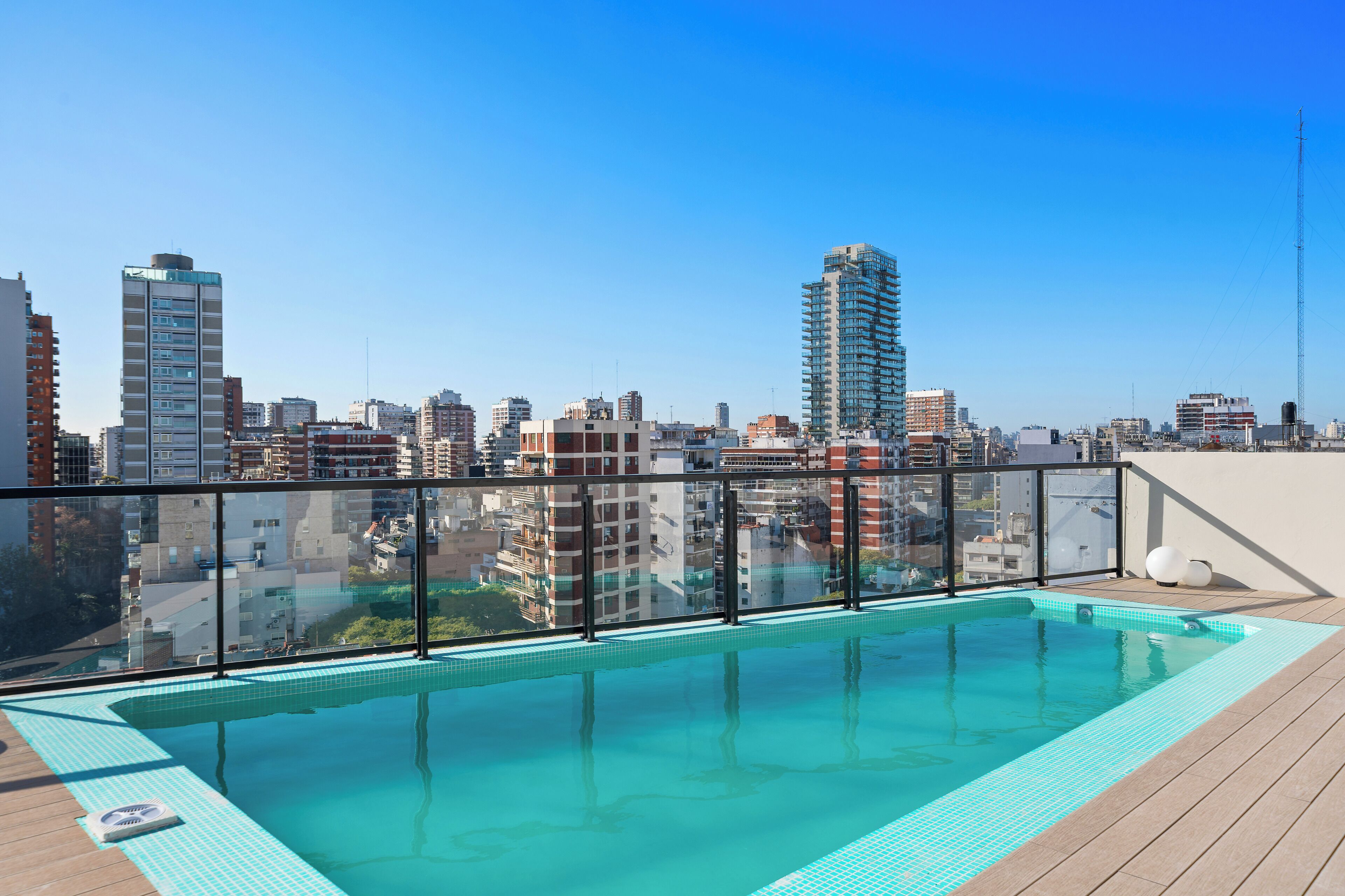 Una piscina al aire libre de temporada