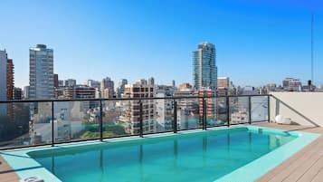 Una piscina al aire libre de temporada