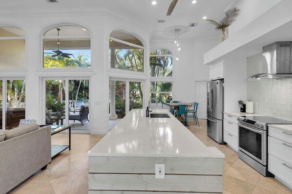 Coffee/tea maker, fridge, microwave, oven - Marin - 4BR+Office, Pool & Dock (Key Colony Beach)