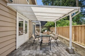 Outdoor dining - Modern 2 Bed Garden Suite | Steps from Trails and Transit | Pet Friendly | Patio (North Vancouver)