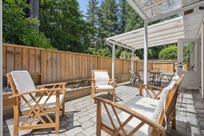 Outdoor dining - Modern 2 Bed Garden Suite | Steps from Trails and Transit | Pet Friendly | Patio (North Vancouver)