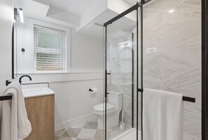 Shower, hair dryer, towels, soap - Modern 2 Bed Garden Suite | Steps from Trails and Transit | Pet Friendly | Patio (North Vancouver)