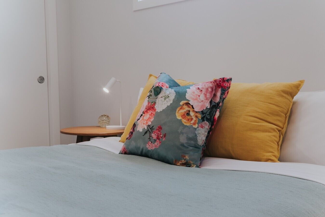 4 habitaciones, tabla de planchar con plancha, wifi y ropa de cama 