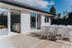 Outdoor dining - Brand new, near the lake, sleeps 8! (Rotorua)