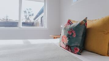 4 bedrooms, iron/ironing board, WiFi, bed sheets
