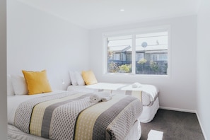 Iron/ironing board, WiFi, bed sheets - Brand new, near the lake, sleeps 8! (Rotorua)