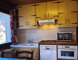 Private kitchen - Vrbo Property (Les Gets)