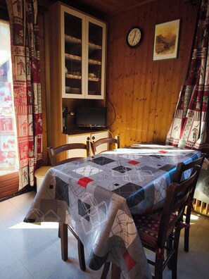 Dining - Vrbo Property (Les Gets)