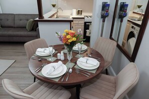 Dining - Stylish Home - Contactors Welcome Wifi & Parking (Bradford)