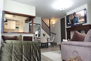 House, 2 Bedrooms | Ruang tamu | Buku-buku 