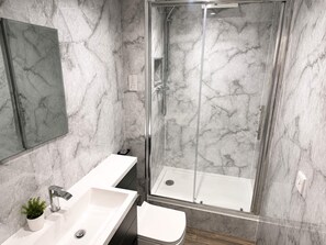 Shower, hair dryer, towels, soap - Stylish Apartment Near EMA, Donington & Boots HQ 5 (Long Eaton)
