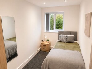 Iron/ironing board, WiFi, bed sheets - Stylish Apartment Near EMA, Donington & Boots HQ 5 (Long Eaton)
