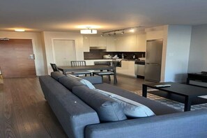 Living area - Downtown Vancouver- Close to BC Place - Sleep 6 (Vancouver)