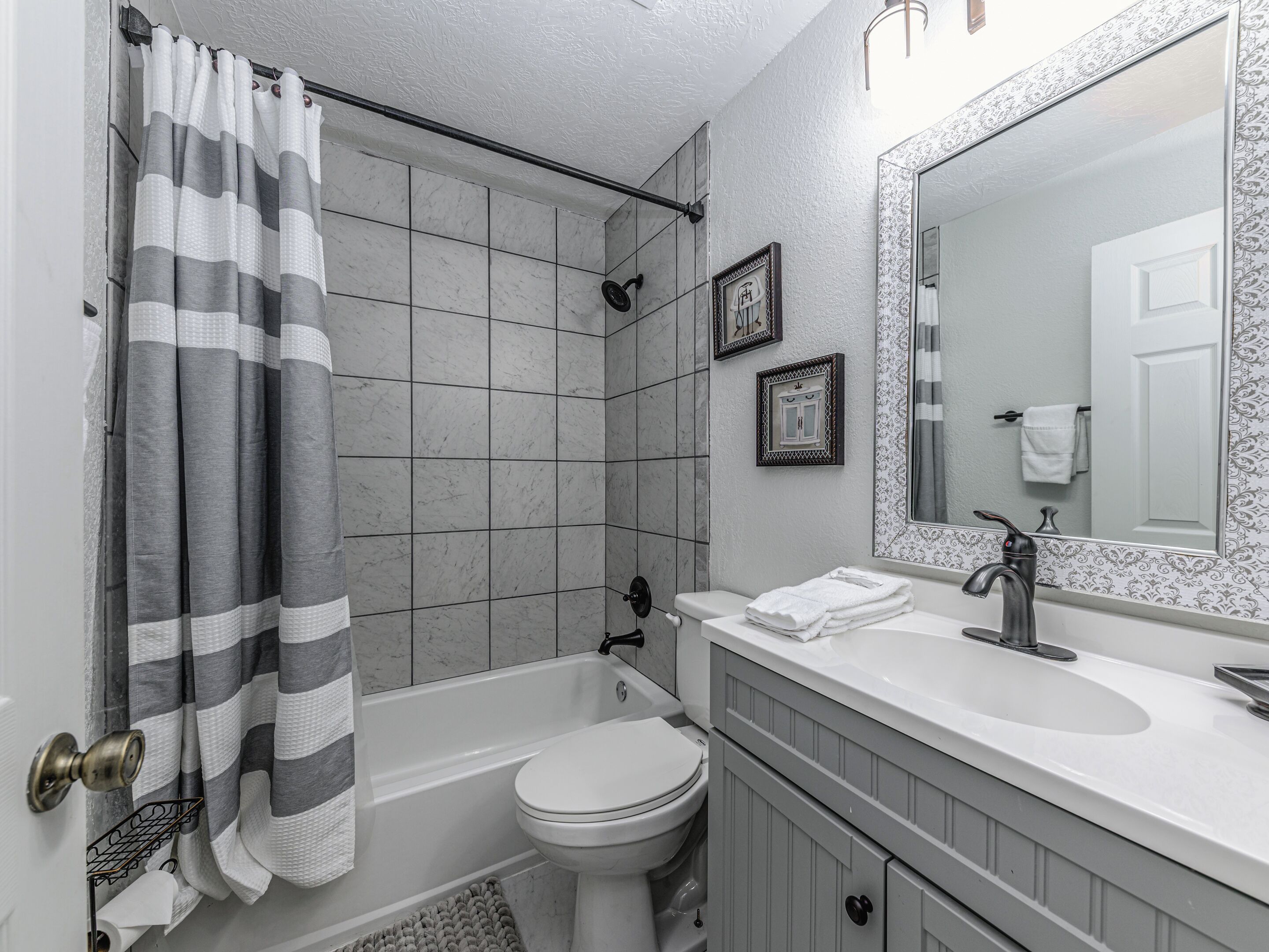 Une salle de bain avec une baignoire, des toilettes et un lavabo.