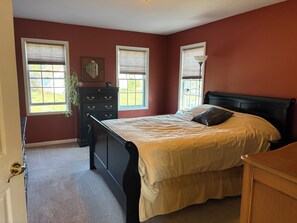 Room - Cozy 3-bedroom with newly updated kitchen and living areas for a relaxing stay! (Victor)
