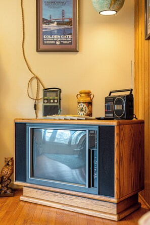 Interior - That '70s House—a chill stay w/ modern adaptations (Hendersonville)