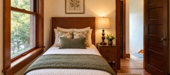 The Historic Colombia Manor, Near Washington DC, w/lots of comfort/elegancy