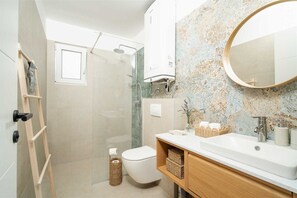 Bathroom - Villa Galeb - Spacious Family Apartment with Rooftop Terrace and Panoramic Sea View (Petrčane (Zadar))