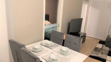 Apartment, 1 Bedroom | Dining room