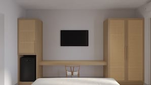 Makuuhuoneessa on sänky, työpöytä, tuoli, televisio ja vaatekaappi.