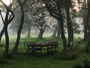 Outdoor dining - Cozy vacation home in sunny southern Gotland with a large garden, sauna, and much more. (Burgsvik)