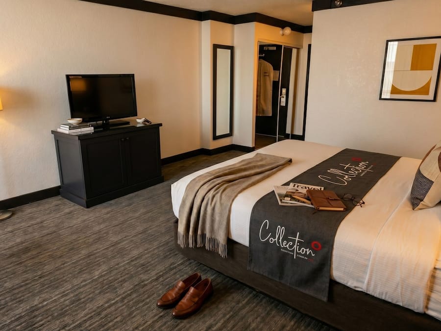 Kamer, 1 kingsize bed, uitzicht op zwembad | Een kluis op de kamer, gratis wifi, beddengoed