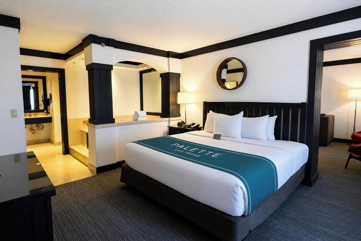 Suite (Jacuzzi) | In-room safe, WiFi (free), bed sheets
