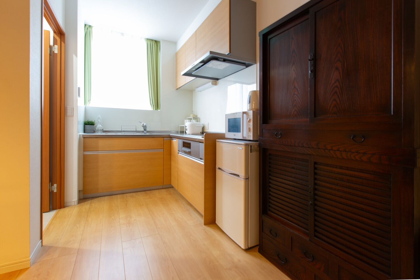 Kühlschrank, Mikrowelle, Kochgeschirr/Geschirr/Besteck