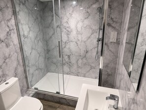 Shower, hair dryer, towels, soap - Modern Retreat Near Donington Park & EMA 6 (Long Eaton)