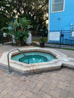 Outdoor spa tub - A gateway close to Disney (Kissimmee)