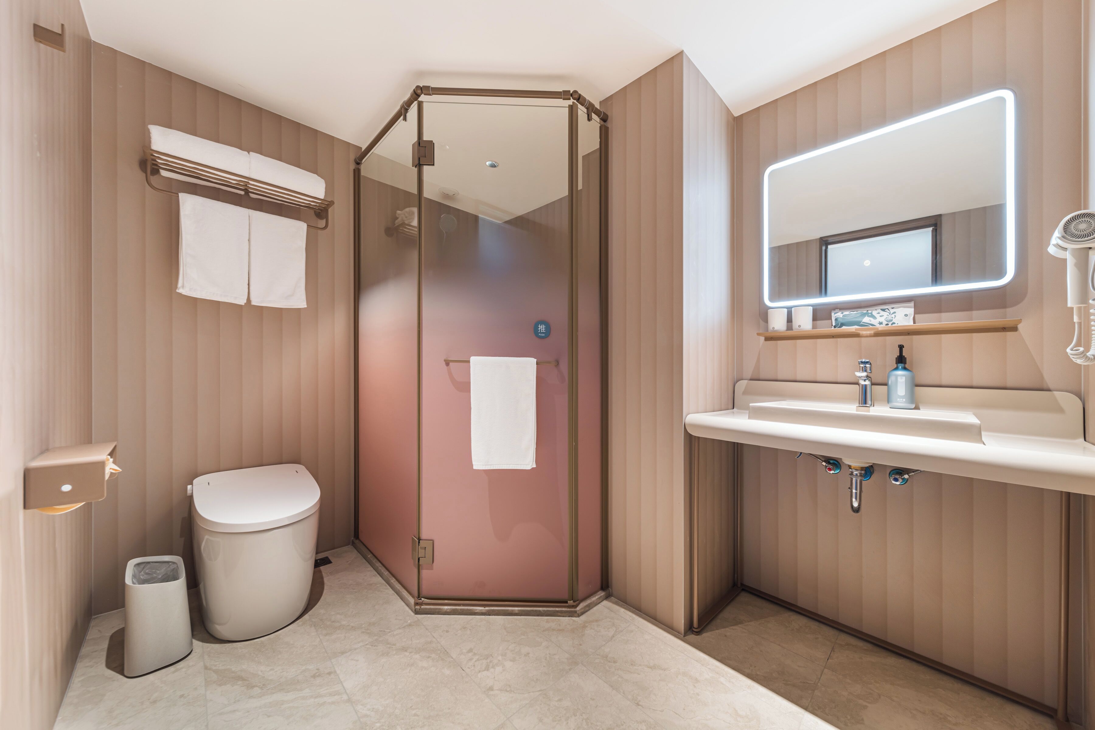 Chambre Supérieure avec lits jumeaux | Salle de bain | Douche, articles de toilette gratuits, sèche-cheveux