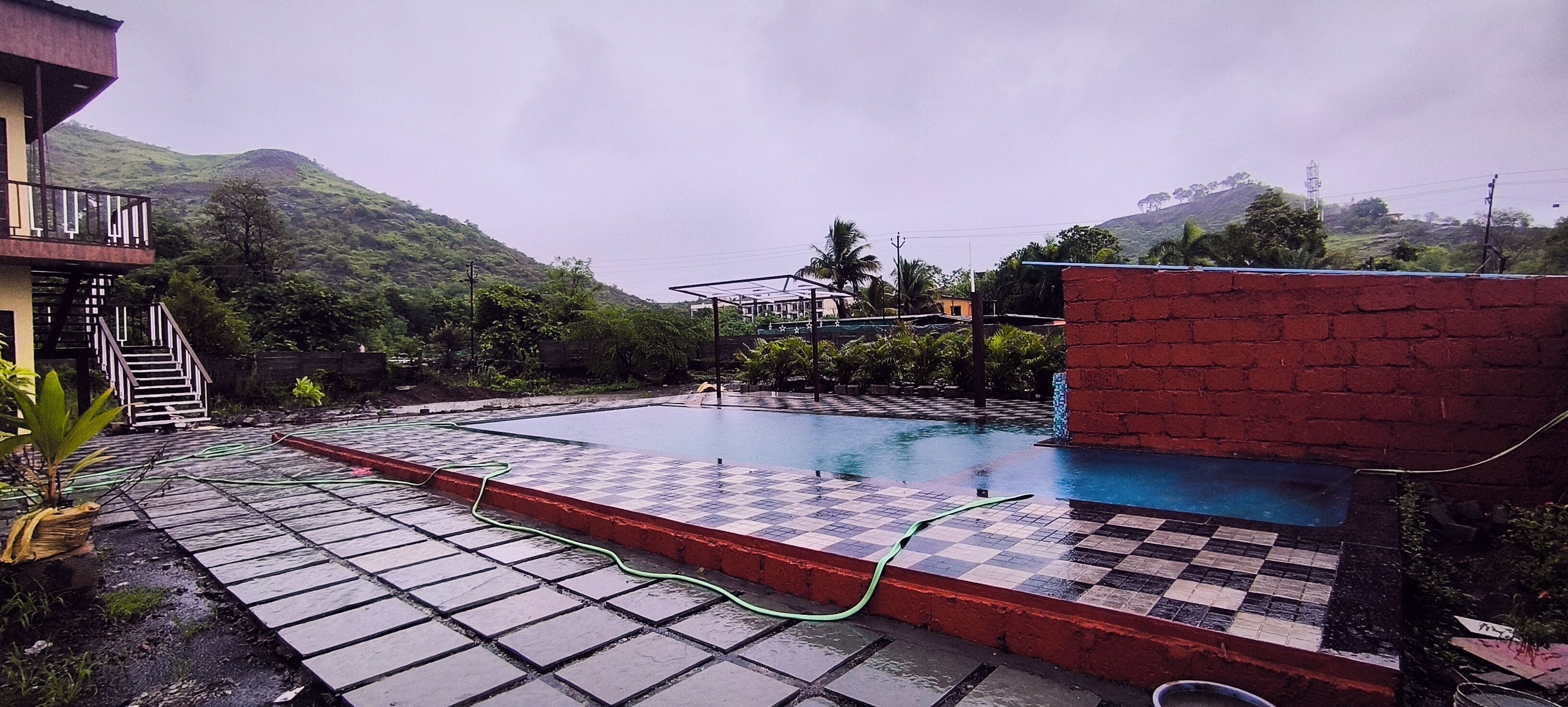 Chambre familiale, balcon, vue sur la colline | Piscine | Piscine extérieure