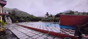 Chambre familiale, balcon, vue sur la colline | Piscine | Piscine extérieure