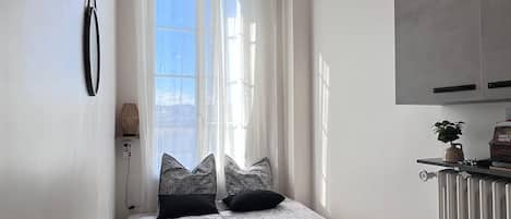 Iron/ironing board, bed sheets