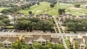 Un quartier résidentiel comprenant des maisons, un terrain de golf et un parking.
