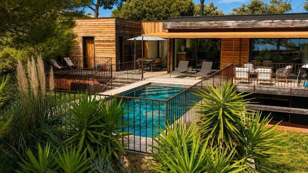 A modern house with a swimming pool, outdoor seating, and a covered patio area. - Villa des Pins (Ventabren)