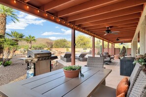 Outdoor dining - Peaceful 4-bedroom house with AC in charming Tucson (Tucson)