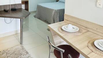 Appartement | Een bureau, een laptopwerkplek, gratis wifi, beddengoed