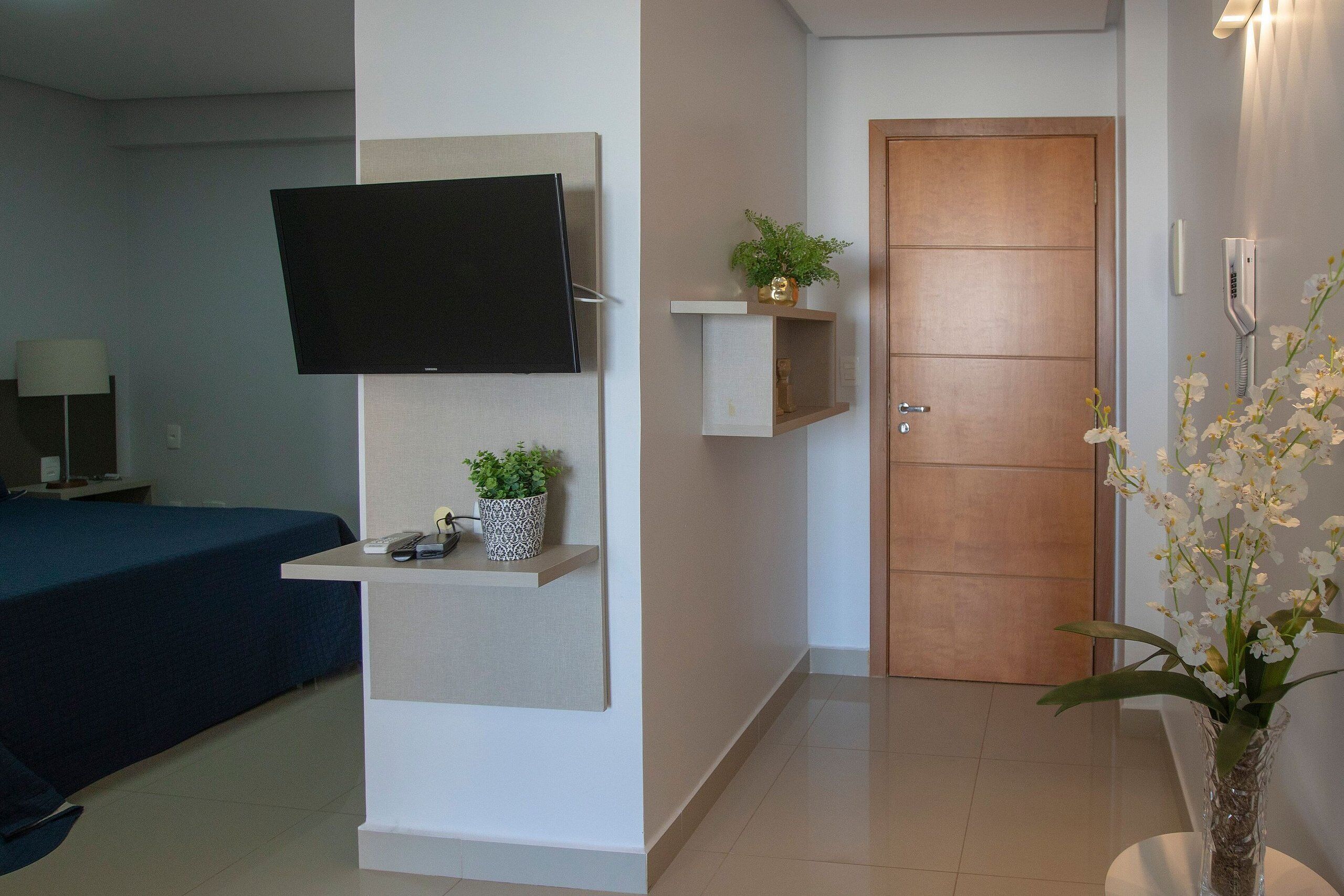 Escritorio, espacio para trabajar con laptop y wifi gratis 