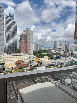 Un paisaje urbano con rascacielos, una combinación de edificios comerciales y residenciales, y un cielo despejado.