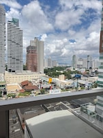Un paisaje urbano con rascacielos, una combinación de edificios comerciales y residenciales, y un cielo despejado.