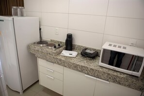 Studio | Eget kök | Kylskåp, mikrovågsugn och grytor/köksredskap