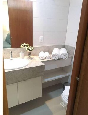 Studio Basic | Kamar mandi | Shower, handuk, sabun, dan tisu toilet