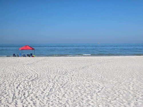 Calming Coastal Studio-Steps to Madeira Beach