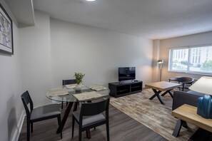Dining - Prime Downtown Nashville 2BR with Rooftop Pool, Walk to Broadway (Nashville)