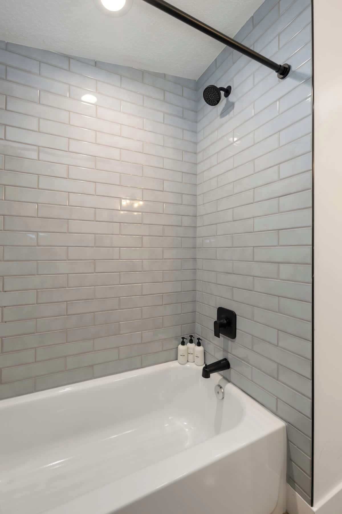 Ducha, secador de pelo y champú