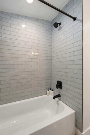 Ducha, secador de pelo y champú