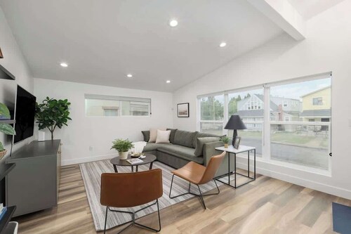 Renovated Flat Steps from Historic 25th Street